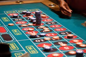 Studio live-dealer Evolution Gaming dengan dealer profesional dan multi-kamera