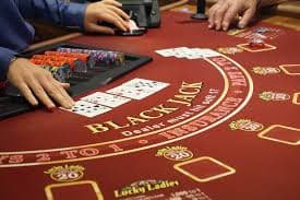 Dealer Qiu Qiu di restu189 menjelaskan nilai kartu kepada pemain