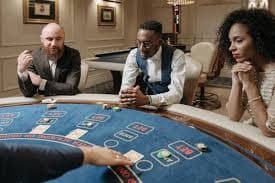 Dealer profesional restu189 membagikan kartu Texas Hold'em Bonus di studio live