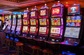 Pemain restu189 menganalisis kartu Texas Hold'em Bonus mereka sebelum membuat keputusan